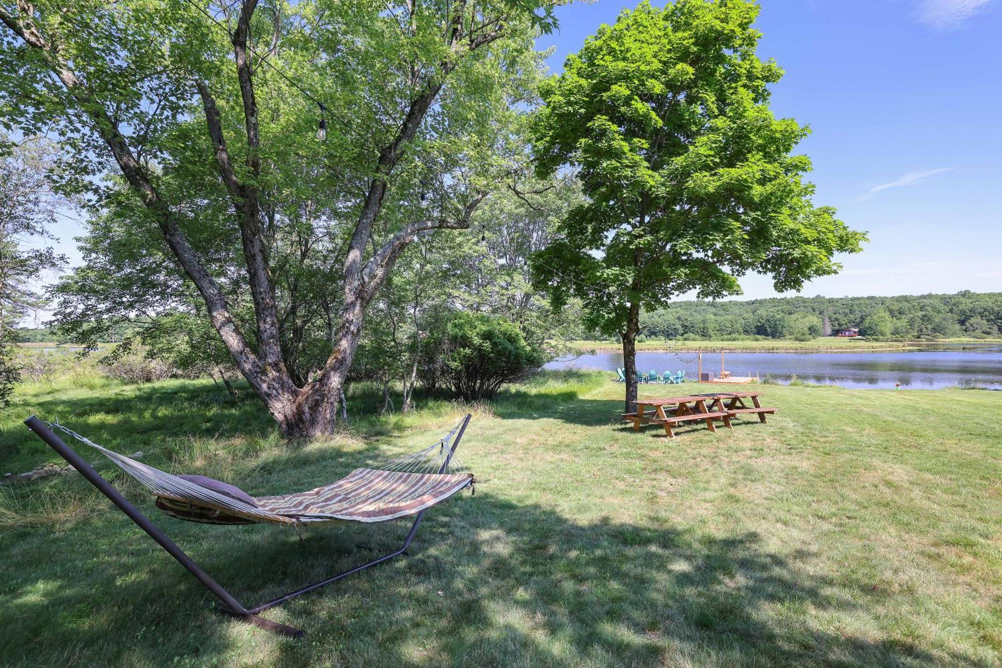 Poconos Brand New Lakefront Oasis 1 Acre, Hottub Gameroom Firepits Talk About Privacy Albrightsville Exterior photo