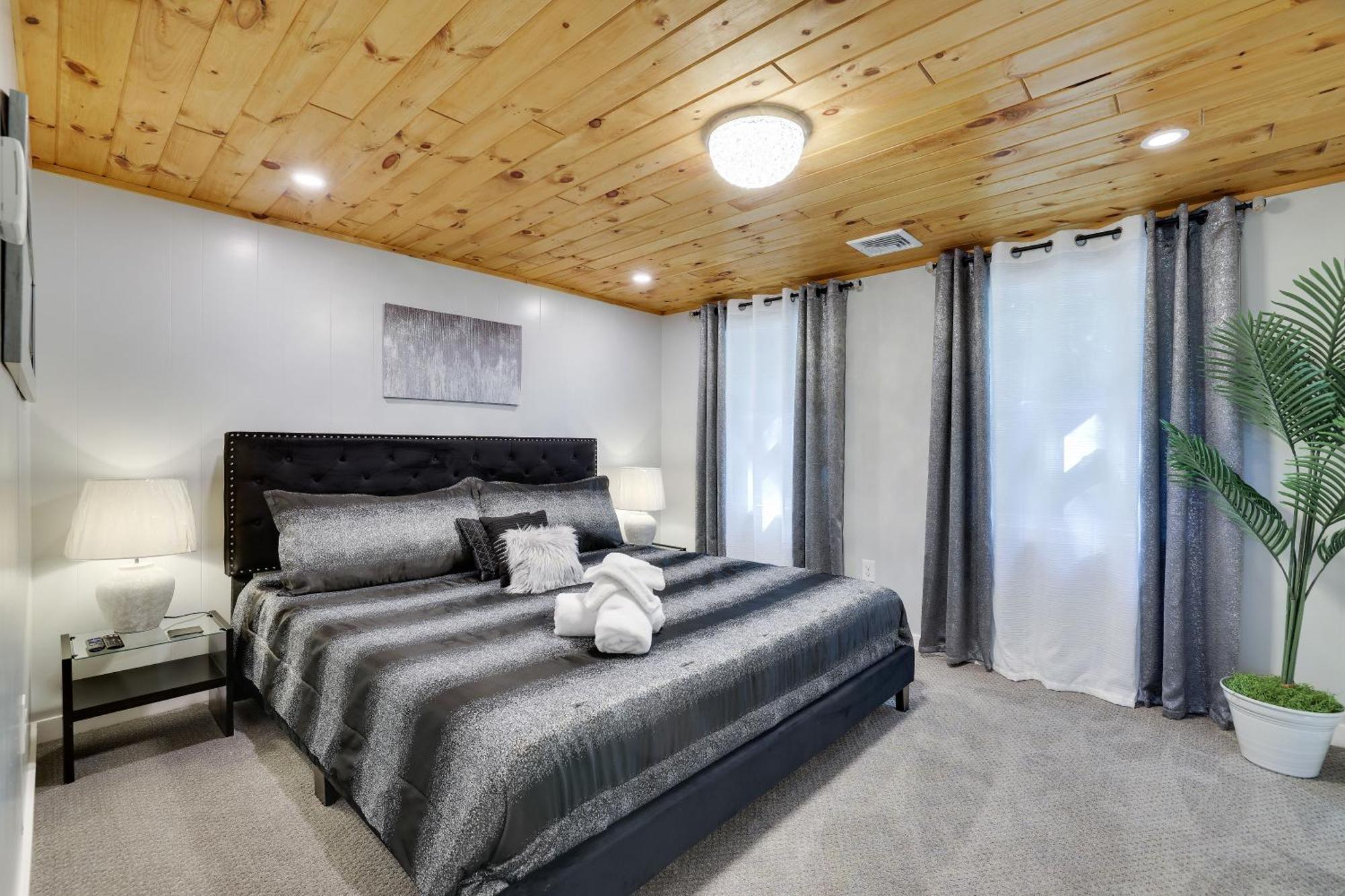 Poconos Brand New Lakefront Oasis 1 Acre, Hottub Gameroom Firepits Talk About Privacy Albrightsville Exterior photo