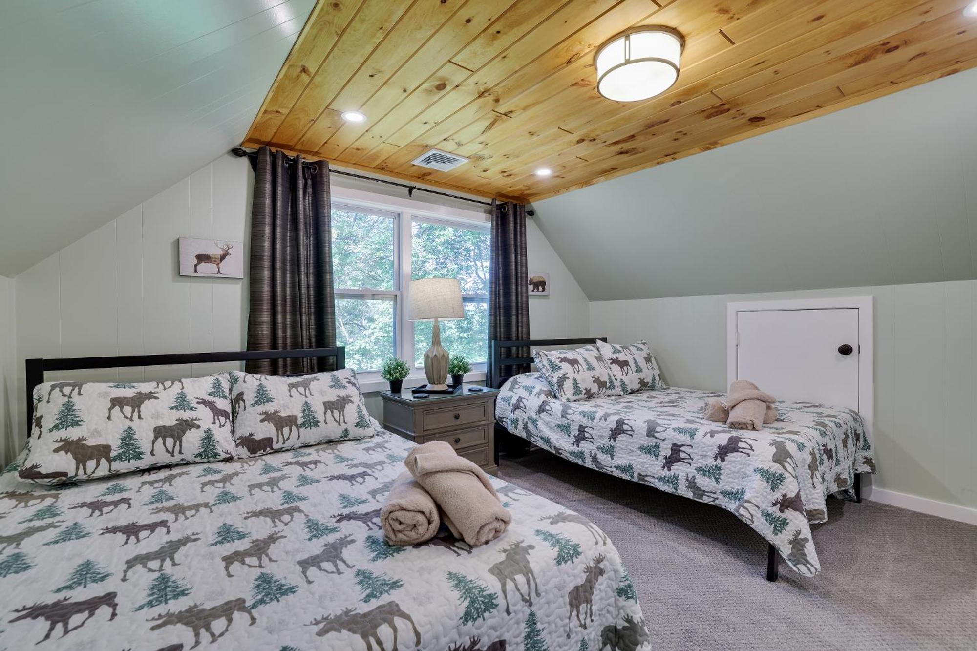 Poconos Brand New Lakefront Oasis 1 Acre, Hottub Gameroom Firepits Talk About Privacy Albrightsville Exterior photo