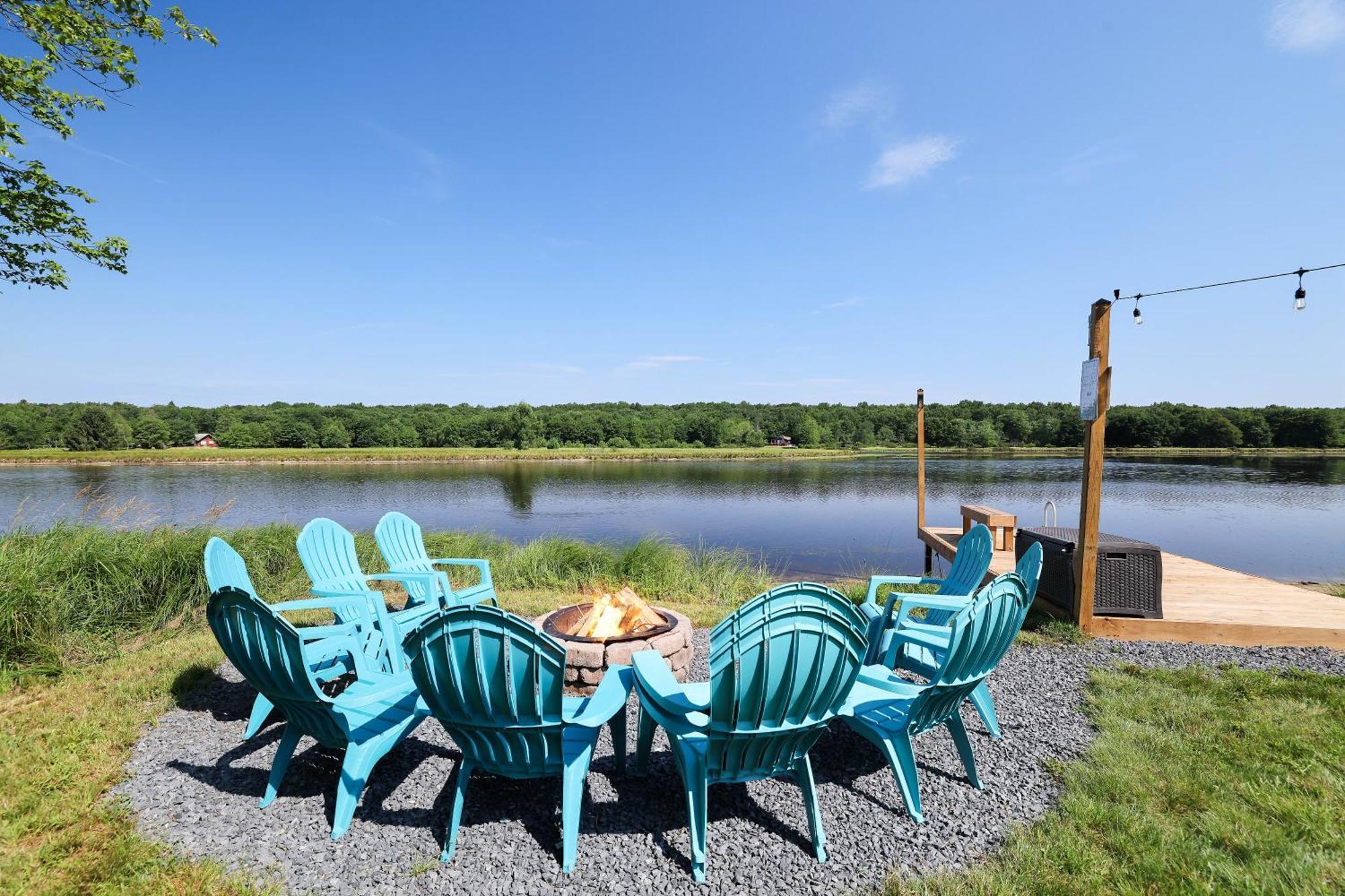 Poconos Brand New Lakefront Oasis 1 Acre, Hottub Gameroom Firepits Talk About Privacy Albrightsville Exterior photo